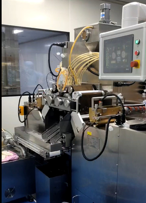 Servo Control Soft Gel Capsule Manufacturing Machine Die Roll Kecepatan 1-7rpm Dan ≤±2% Precision Penuh