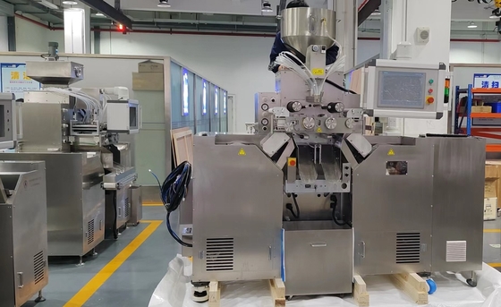 Precision 380V Servo Control Soft Capsule Machine dengan bodi stainless steel dan Die Roll Size Ф150x250mm 6