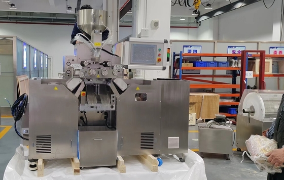 5.5kw Kapsul Diproduksi oleh Servo Control Soft Capsule Machine dengan F150x250mm Die Roll Size