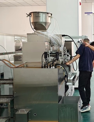 Jenis Rolling Mesin Gelatin Lembut 1-3.5rpm Kecepatan Rolling Pompa Diafragma Sirkulasi eksternal